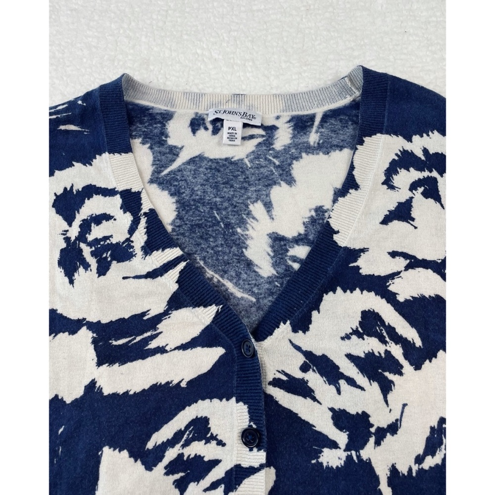 ST. JOHN’S BAY • Blue/White Floral Print V-Neck Long Sleeve Cardigan - Picture 9 of 16